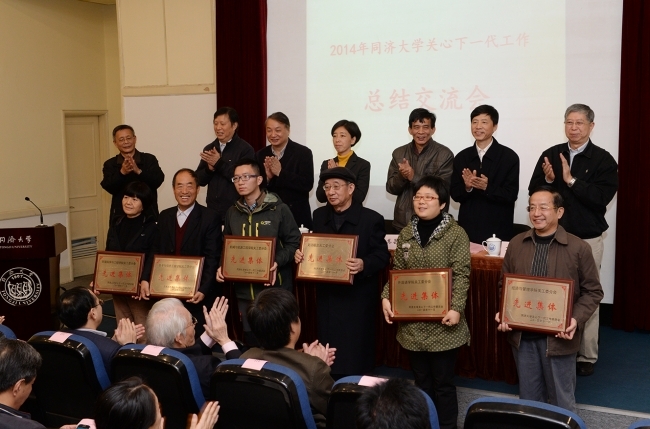 我院关工委分会获得暗网禁区
关工委先进集体称号